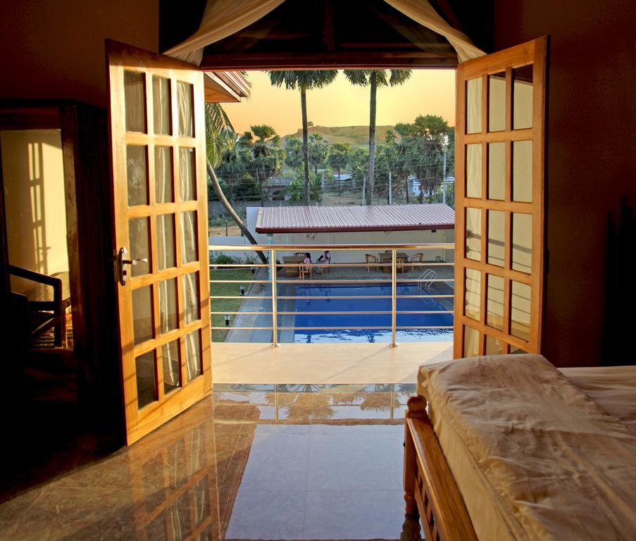 טרינקומאלה Bluewater Beach Resort חדר תמונה